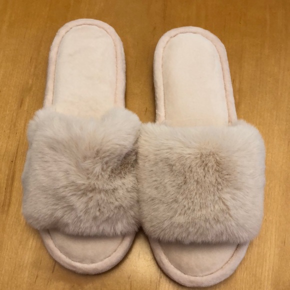 Fuzzy plush slippers - Picture 1 of 3